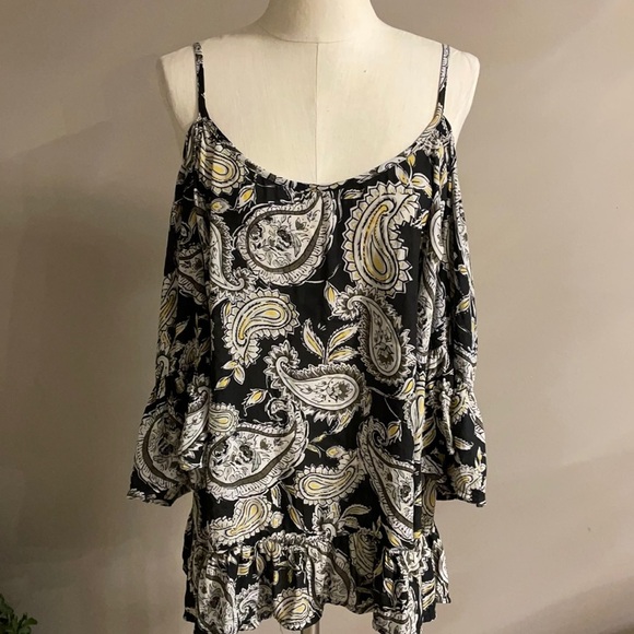 torrid Tops - TORRID COLD SHOULDER 3/4 sleeve RUFFLE BLOUSE. Paisley on blank background SZ 1X